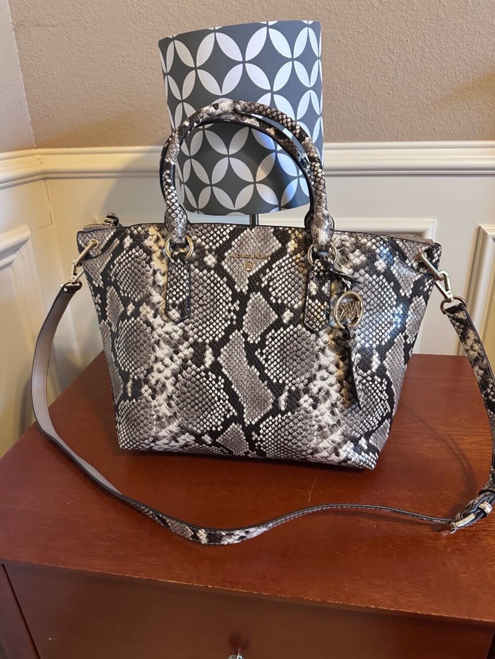 Michael Kors Elson Large Satchel - Picture 3 of 10